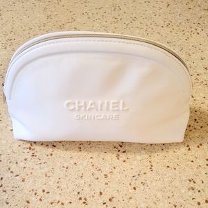Authentic Chanel make up  bag. White. Approximately 6hx9Lx4d